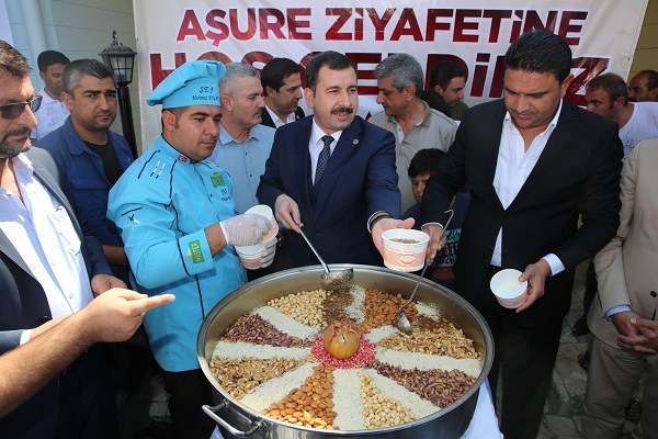 KARAKÖPRÜ BELEDİYESİNDEN VATANDAŞLARA AŞURE İKRAMI