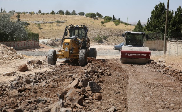 KARAKÖPRÜ BELEDİYESİNDEN DURMAK YOK YOL YAPIMINA DEVAM