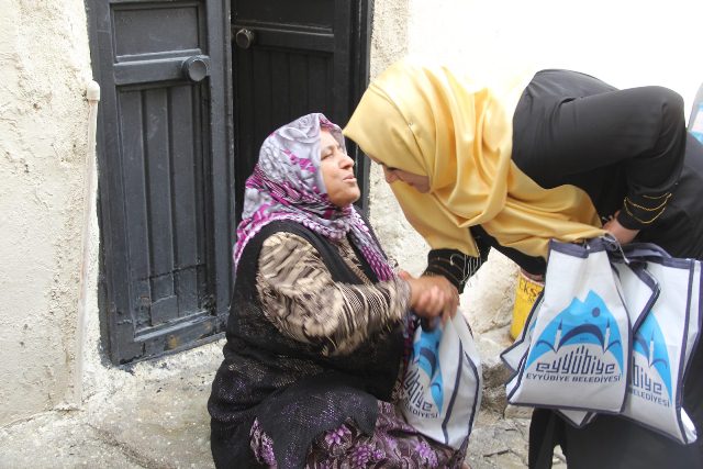 Eyyübiye Belediyesinden  Kapı Kapı Aşure Dağıtımı