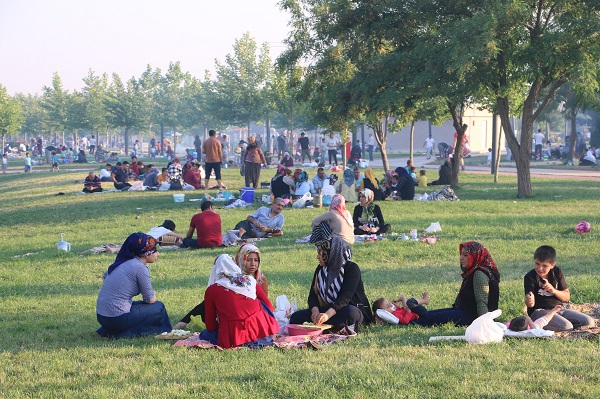 ŞANLIURFADA PARKLAR DOLUP TAŞIYOR